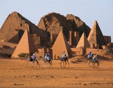 Súdán - plavba po Nilu k "černým pyramidám"