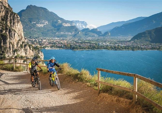 Lago di Garda - sever, Monte Baldo a Tremalzo