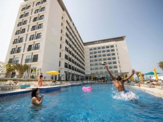 Hotel Rove La Mer Beach