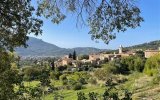 Mallorca s turistikou - nedotčená příroda a tradiční architektura