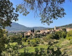 Mallorca s turistikou - nedotčená příroda a tradiční architektura