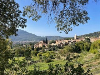 Mallorca s turistikou - nedotčená příroda a tradiční architektura