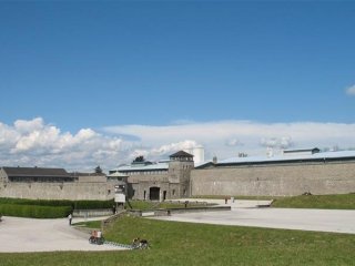 Koncentrační tábor Mauthausen a starobylý Enns