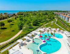 Pareus Beach Resort