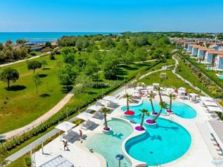Pareus Beach Resort