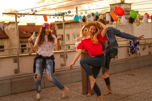 YOUNG & ACTIVE FUERTEbailaVENTURA