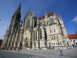 DVĚ ZEMĚ A JEDNO UMĚNÍ VE STOPÁCH STŘEDOEVROPSKÝCH GOTICKÝCH STAVITELŮ