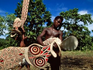 Bismarckovy ostrovy - Papua Nová Guinea - Kult „žraločích mužů", sopky, moře