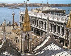 Benátky, ostrovy, slavnost gondol a Bienále architektury s koupáním