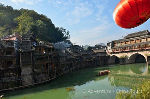 Duhovými horami do létajících skal
