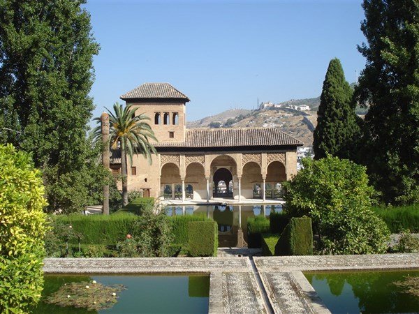 Slunečná Andalusie z Brna - kombinace hor, pláží, vína a kultury