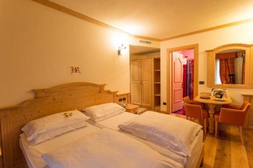 6denní zájezd (denní přejezd) s dopravou, polopenzí a skipasem v ceně – hotel Arisch