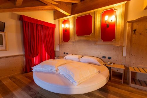 6denní zájezd (denní přejezd) s dopravou, polopenzí a skipasem v ceně – hotel Arisch