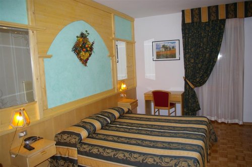 5denní zájezd s dopravou, polopenzí a skipasem v ceně – hotely různé Paganella