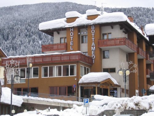 5denní zájezd s dopravou, polopenzí a skipasem v ceně – hotely různé Paganella