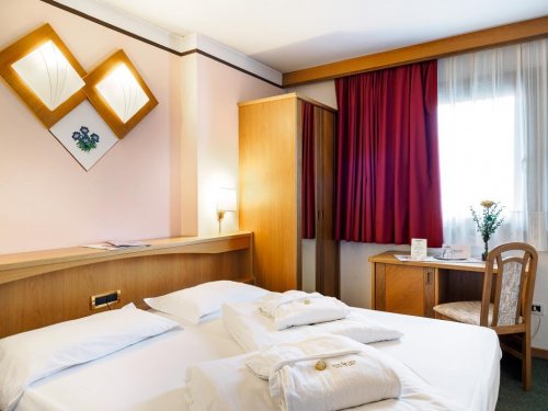 5denní zájezd s dopravou, polopenzí a skipasem v ceně – hotel Sant Anton