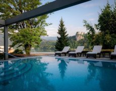 Bled - a-Savica - jezerni - romance - v-julskych - alpach