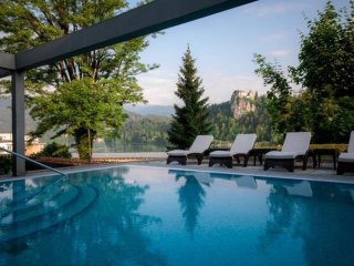 Bled - a-Savica - jezerni - romance - v-julskych - alpach