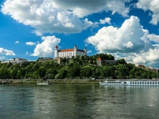 Bratislava s plavbou po Dunaji až na Devín