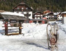 Das Seehotel Kärntnerhof  se skipasem Weissensee