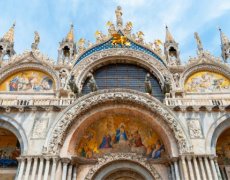 Dva světy karnevalu: Viareggio a Benátky