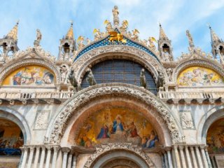 Dva světy karnevalu: Viareggio a Benátky