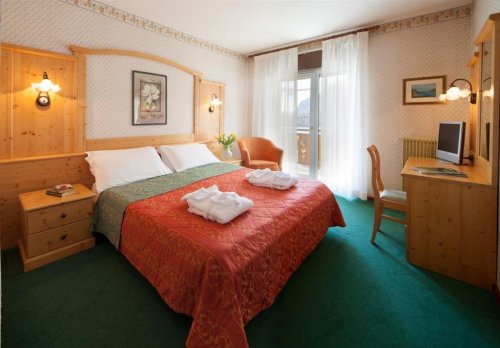 6denní zájezd (denní přejezd) s dopravou, polopenzí a skipasem v ceně – hotely různé Paganella