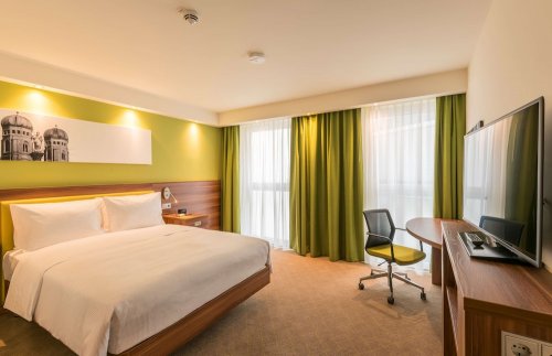 Hotel Hampton Hilton City West, Mnichov, vlakem