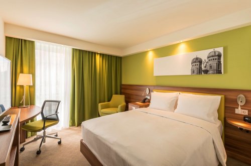 Hotel Hampton Hilton City West, Mnichov, vlakem