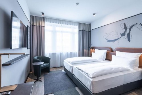 Hotel Titanic, Berlín, vlakem