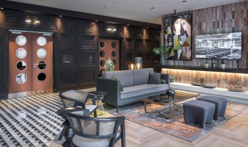 Hotel Titanic, Berlín, vlakem