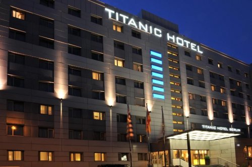 Hotel Titanic, Berlín, vlakem