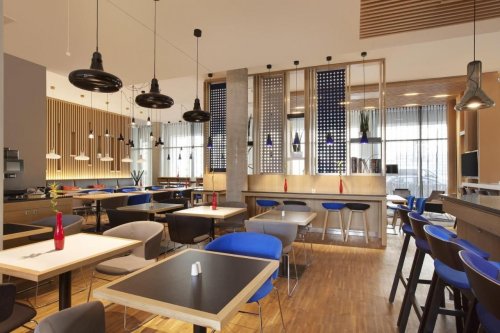 Hotel Holiday Inn Express Alexanderplatz, Berlín, vlakem