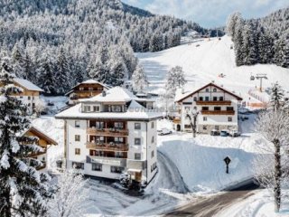 Piccolo Hotel Claudia SKI Piccolo Hotel Claudia SKI