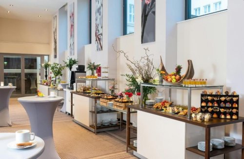 Leonardo Royal Hotel Berlin Alexanderplatz, Berlín - vlakem