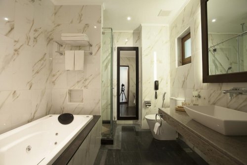 EARL'S REGENCY 5