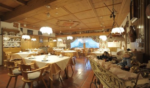 5denní zájezd (denní přejezd) s dopravou, polopenzí a skipasem v ceně – hotel Arnica
