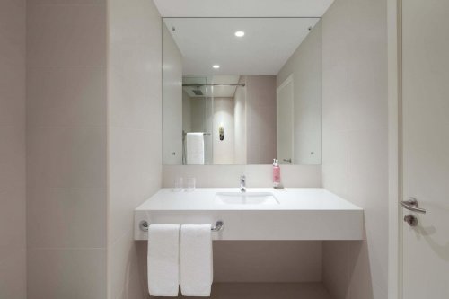 Hotel Rove La Mer Beach